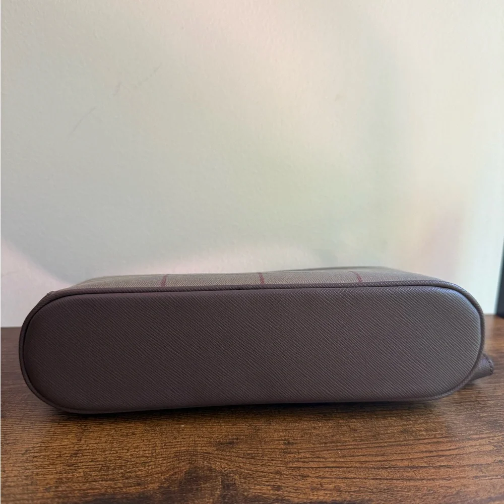 Burberrys Clutch - Picture 7 of 9